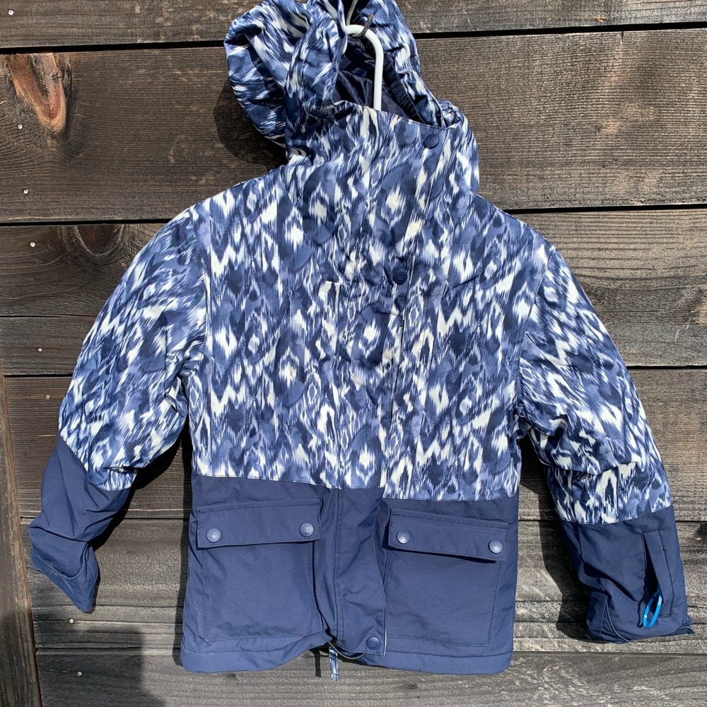 Billabong gender neutral size 10 Snow jacket. Beautiful navy blue Ikat print